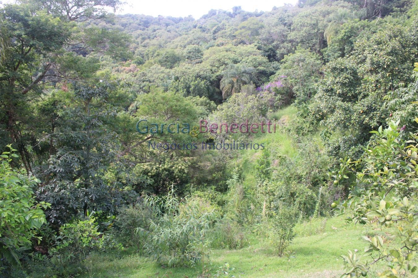 Chácara à venda em Jundiaí-SP, bairro Santa Clara: 4 quartos, 2 suítes, 2 salas, 5 banheiros, 11 vagas, 500m² de área.