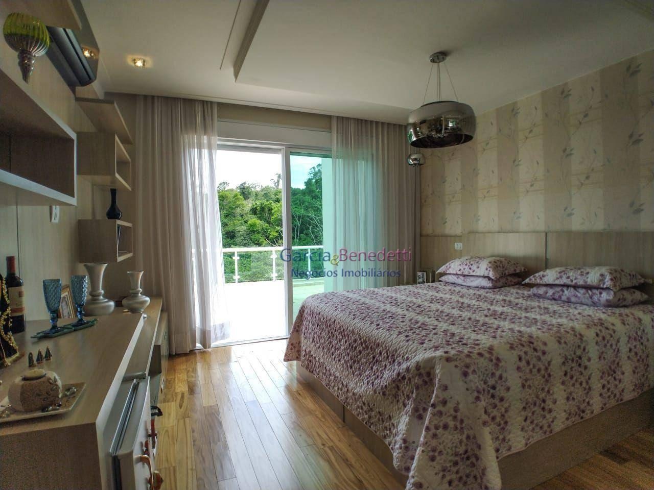 Casa de luxo em condomínio: 5 quartos, 5 suítes, 3 salas, 6 