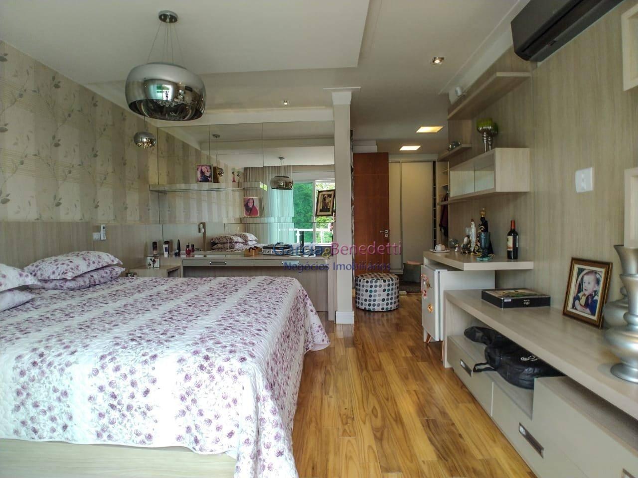 Casa de luxo em condomínio: 5 quartos, 5 suítes, 3 salas, 6 