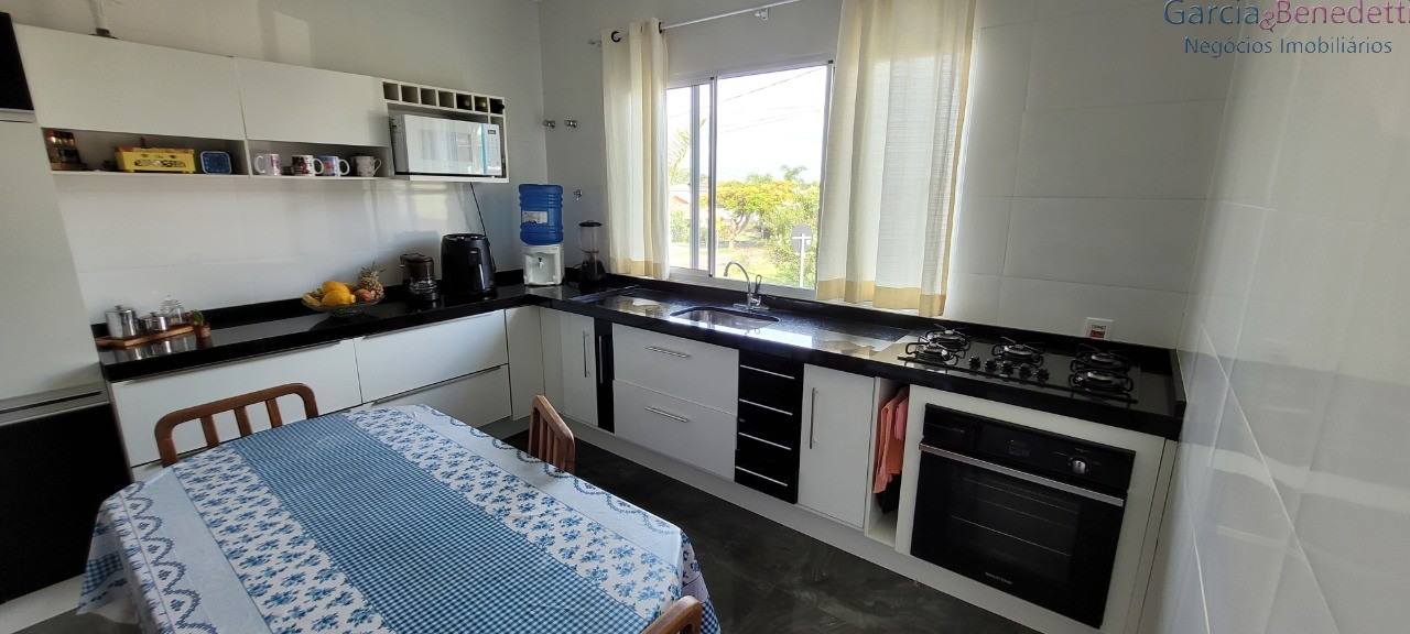 Linda casa térrea em condomínio de alto padrão - residencial
