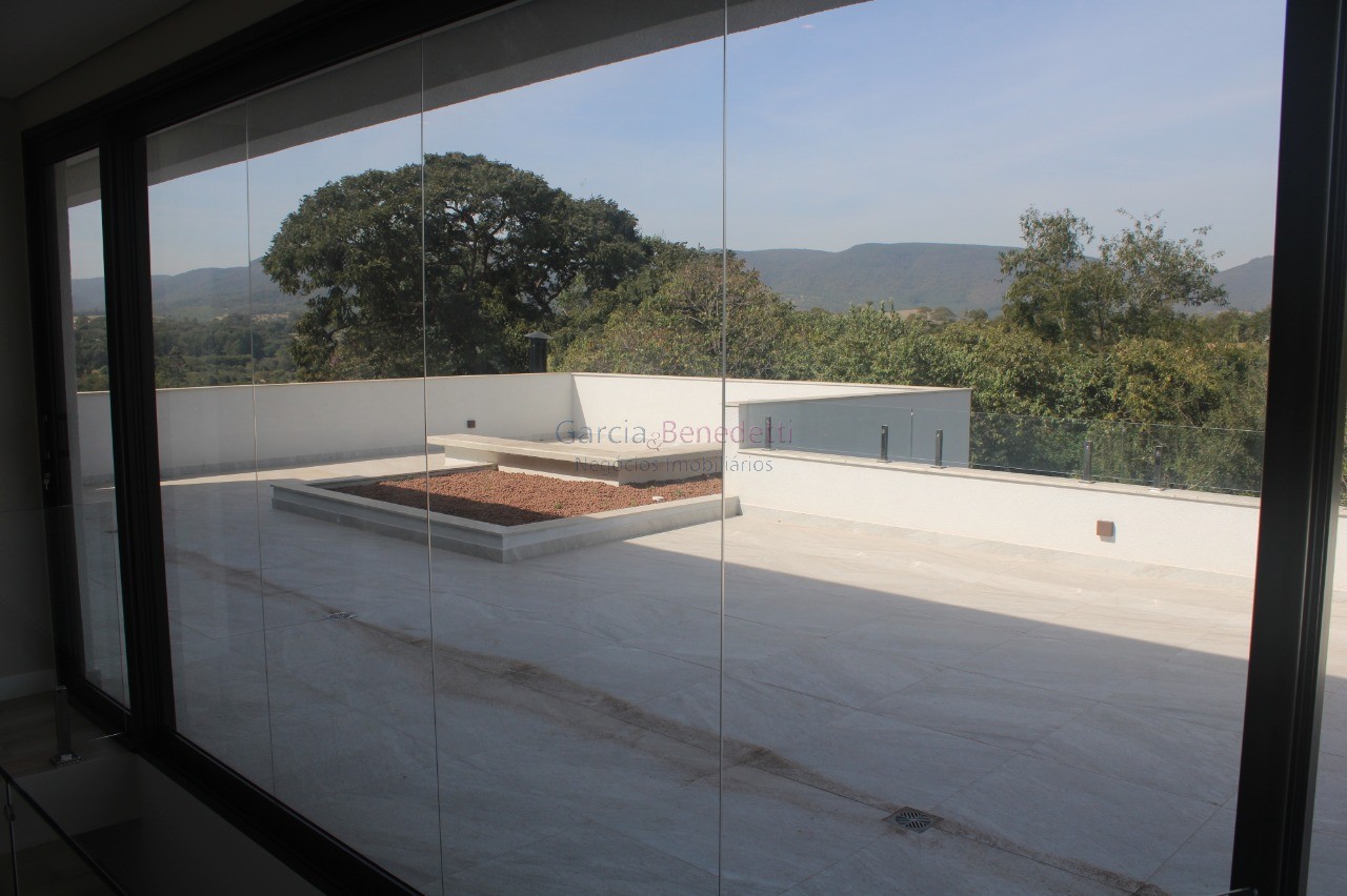 Casa de luxo em condomínio, 4 quartos e 4 suítes no bairro m