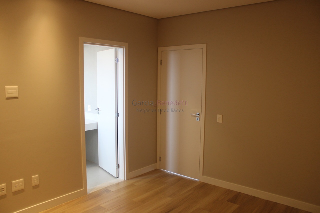 Casa de luxo em condomínio, 4 quartos e 4 suítes no bairro m