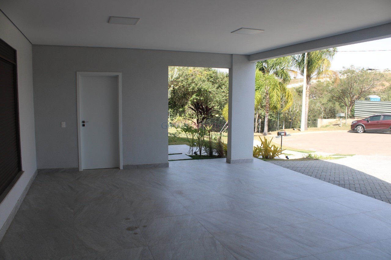 Casa de luxo em condomínio, 4 quartos e 4 suítes no bairro m