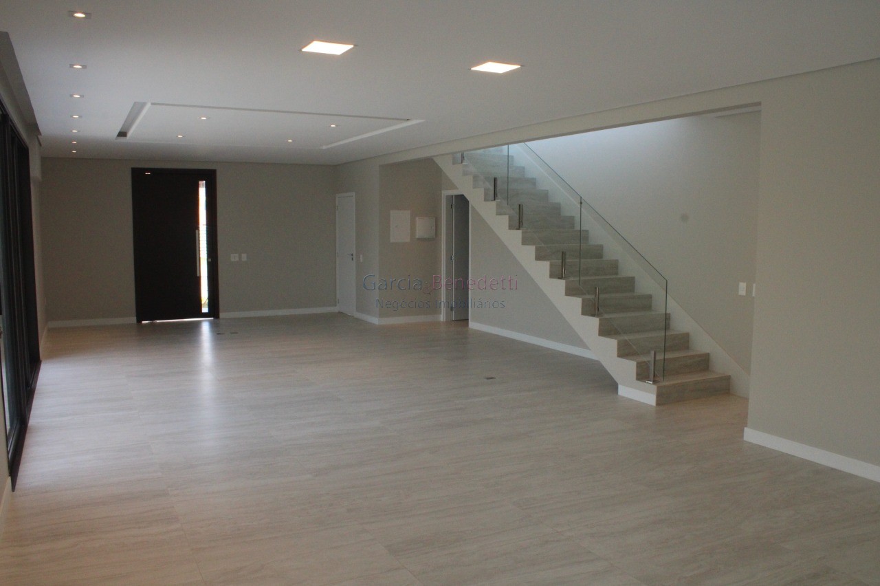 Casa de luxo em condomínio, 4 quartos e 4 suítes no bairro m
