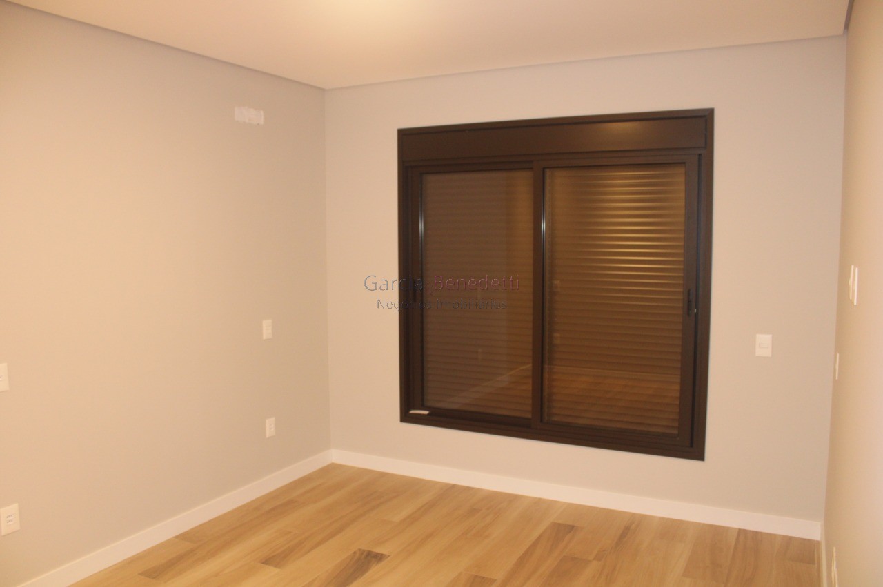 Casa de luxo em condomínio, 4 quartos e 4 suítes no bairro m