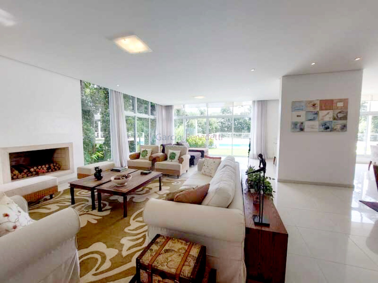 Luxuosa mansão de 5 quartos em condomínio de alto padrão em Jundiaí-SP, com 4 suítes, 4 salas, 8 banheiros, 6 vagas e 986m².