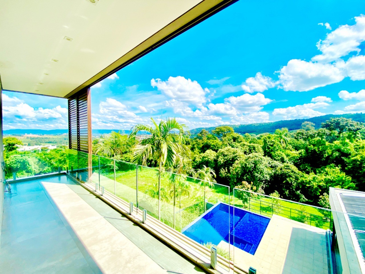 Luxuosa mansão de 5 quartos no Condomínio Rio Abaixo em Itupeva-SP: 5 suítes, 4 salas, 6 banheiros, 4 vagas, 619m².