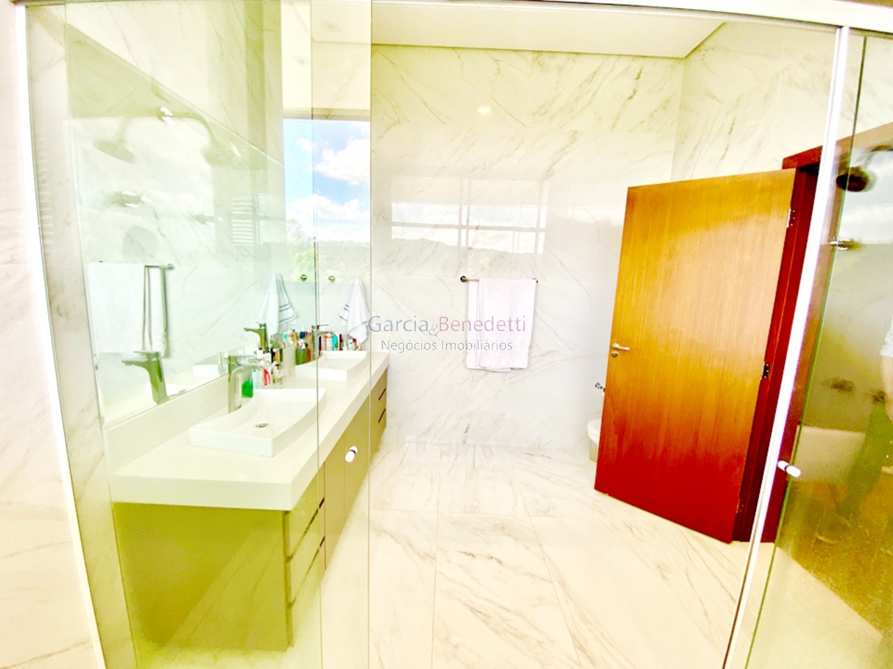 Luxuosa mansão de 5 quartos no condomínio rio abaixo em itup