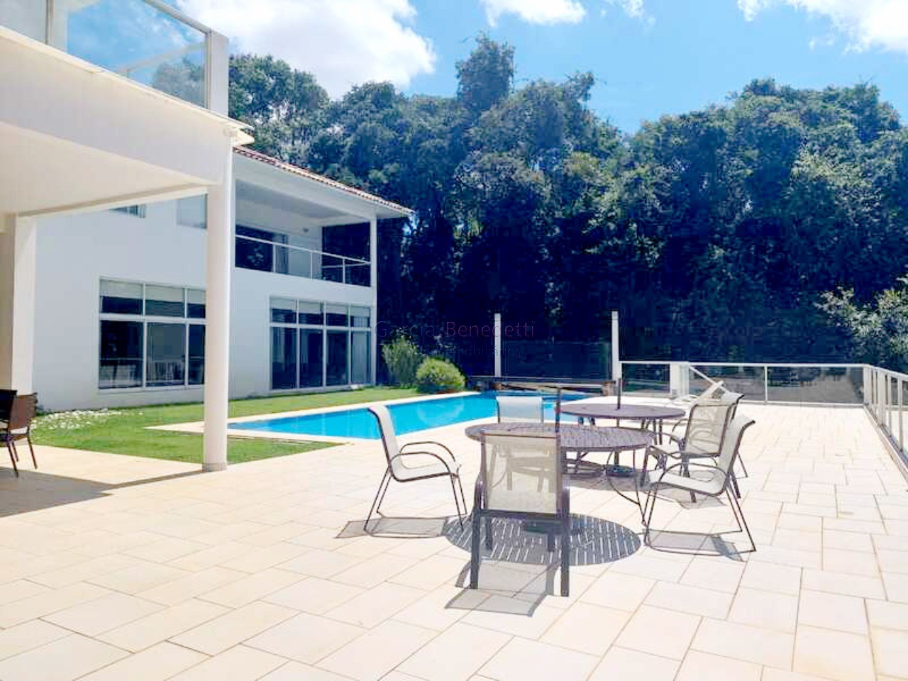 Luxuosa mansão de 5 quartos em condomínio de alto padrão em Jundiaí-SP, com 4 suítes, 4 salas, 8 banheiros, 6 vagas e 986m².