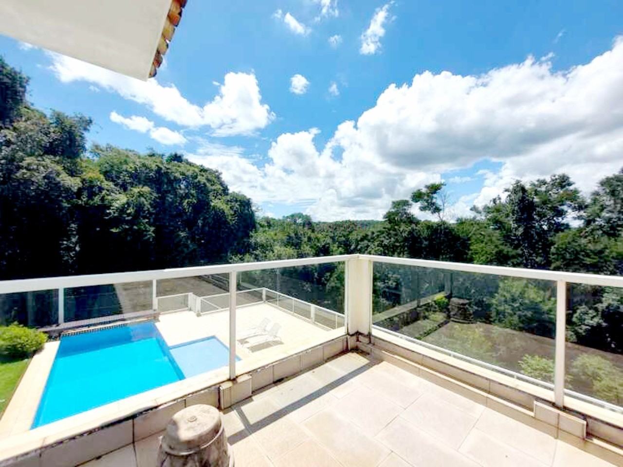 Luxuosa mansão de 5 quartos em condomínio de alto padrão em Jundiaí-SP, com 4 suítes, 4 salas, 8 banheiros, 6 vagas e 986m².