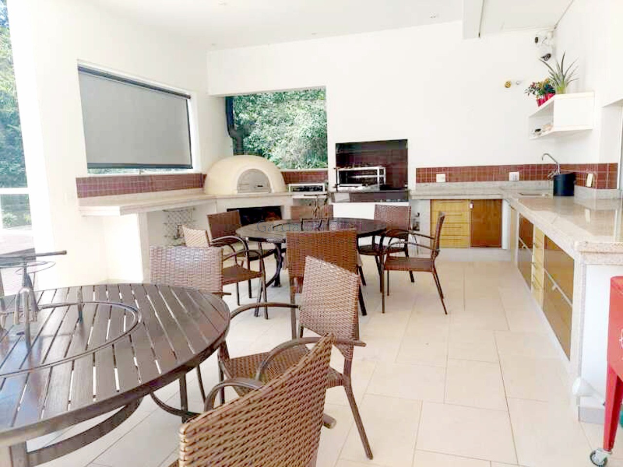 Luxuosa mansão de 5 quartos em condomínio de alto padrão em Jundiaí-SP, com 4 suítes, 4 salas, 8 banheiros, 6 vagas e 986m².