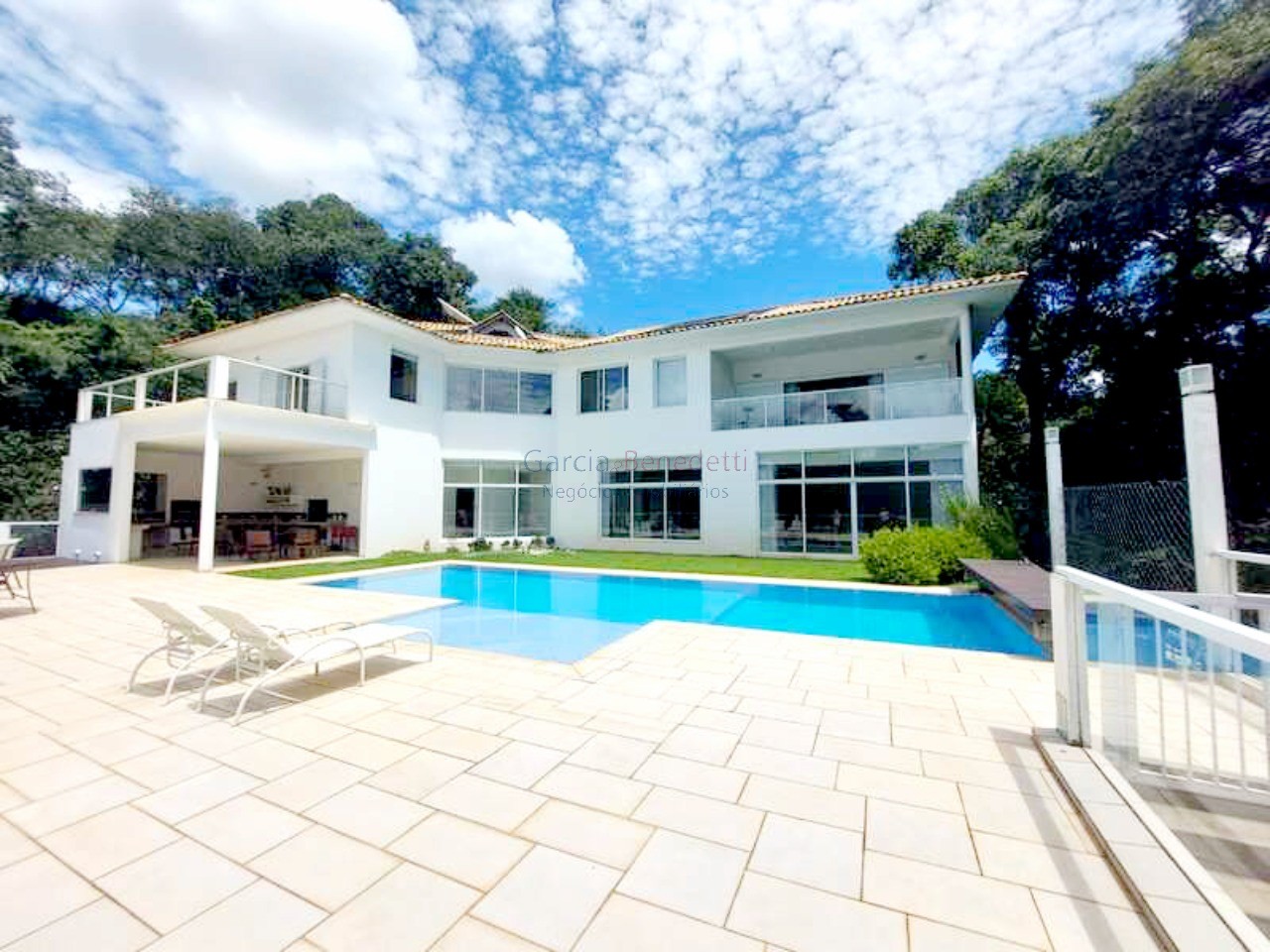 Luxuosa mansão de 5 quartos em condomínio de alto padrão em Jundiaí-SP, com 4 suítes, 4 salas, 8 banheiros, 6 vagas e 986m².