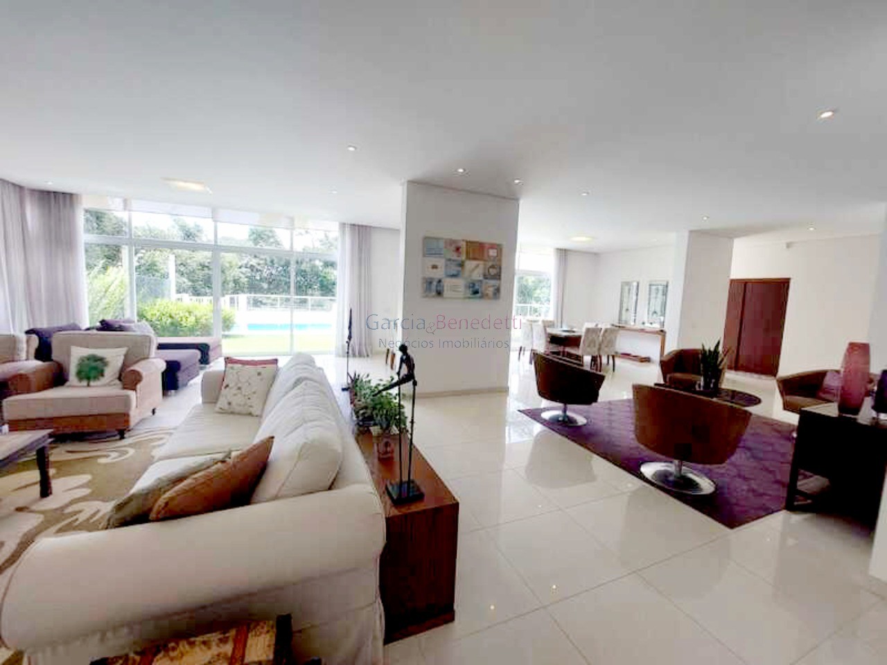 Luxuosa mansão de 5 quartos em condomínio de alto padrão em Jundiaí-SP, com 4 suítes, 4 salas, 8 banheiros, 6 vagas e 986m².