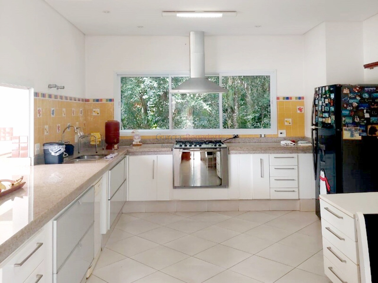 Luxuosa mansão de 5 quartos em condomínio de alto padrão em Jundiaí-SP, com 4 suítes, 4 salas, 8 banheiros, 6 vagas e 986m².
