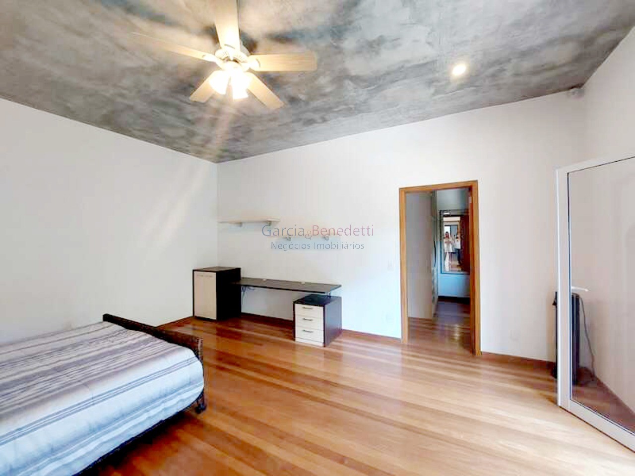 Luxuosa mansão de 5 quartos em condomínio de alto padrão em Jundiaí-SP, com 4 suítes, 4 salas, 8 banheiros, 6 vagas e 986m².