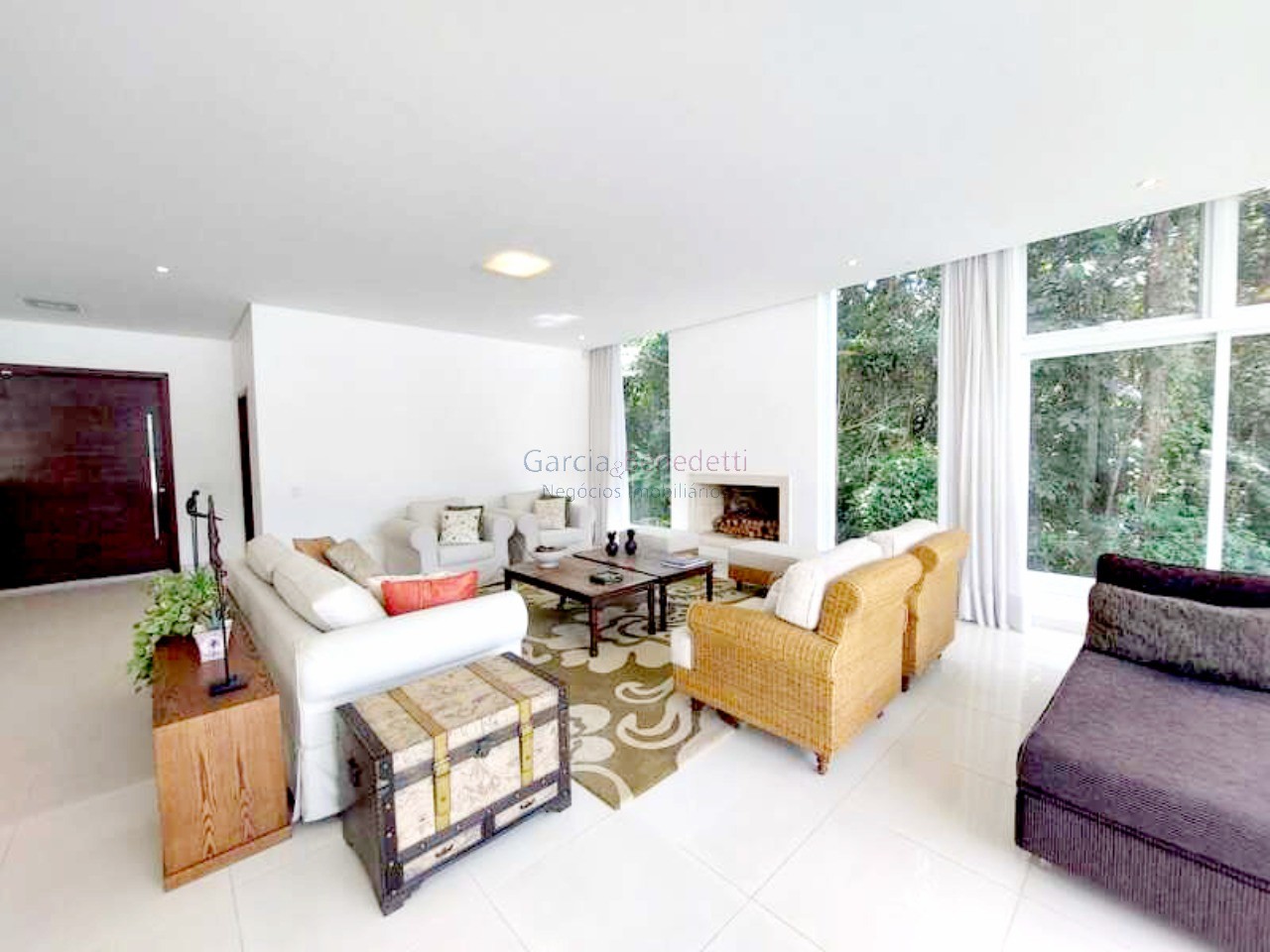 Luxuosa mansão de 5 quartos em condomínio de alto padrão em Jundiaí-SP, com 4 suítes, 4 salas, 8 banheiros, 6 vagas e 986m².