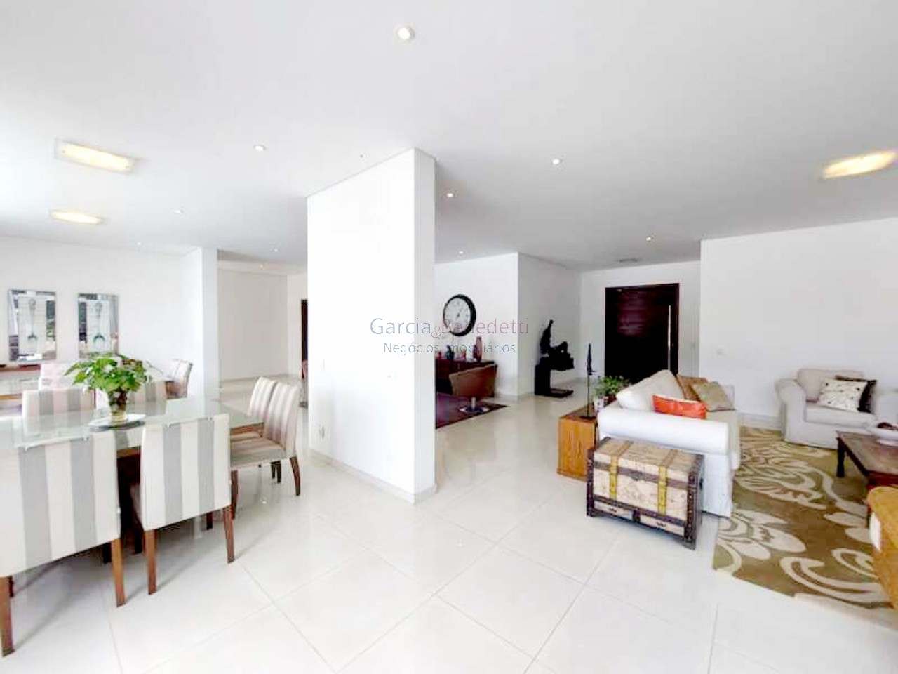 Luxuosa mansão de 5 quartos em condomínio de alto padrão em Jundiaí-SP, com 4 suítes, 4 salas, 8 banheiros, 6 vagas e 986m².