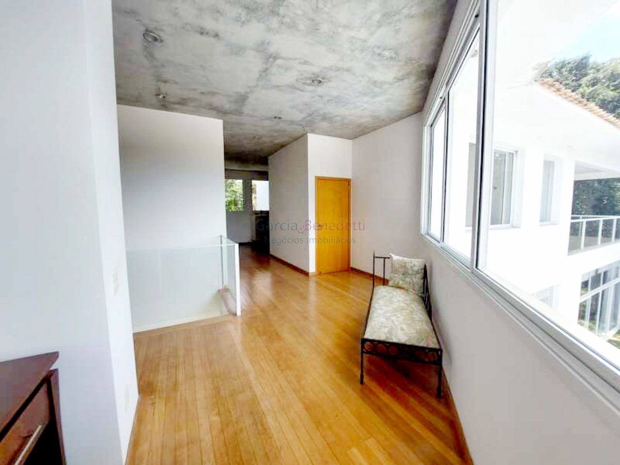Luxuosa mansão de 5 quartos em condomínio de alto padrão em Jundiaí-SP, com 4 suítes, 4 salas, 8 banheiros, 6 vagas e 986m².