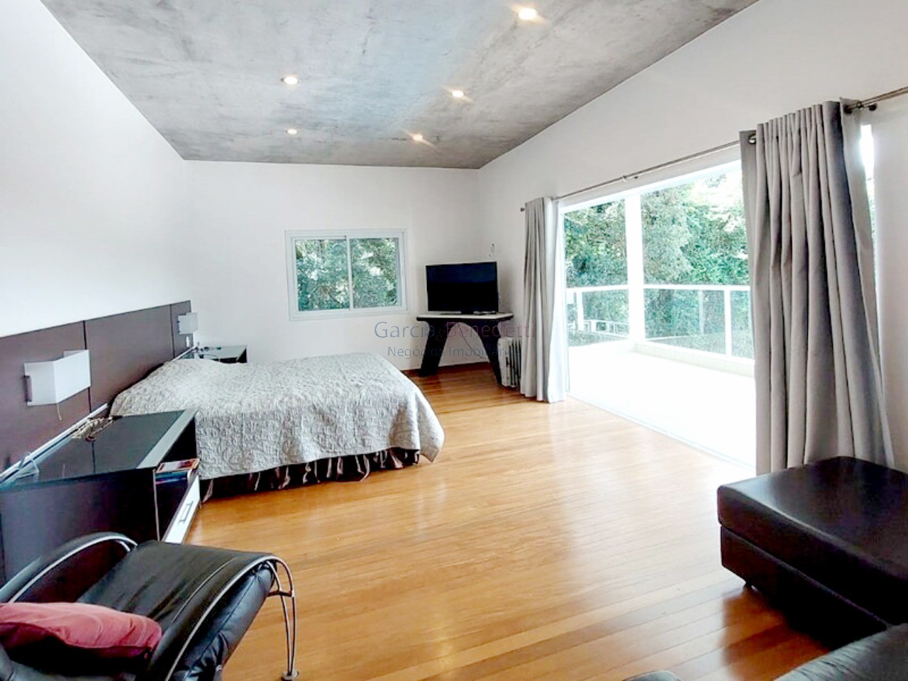 Luxuosa mansão de 5 quartos em condomínio de alto padrão em Jundiaí-SP, com 4 suítes, 4 salas, 8 banheiros, 6 vagas e 986m².