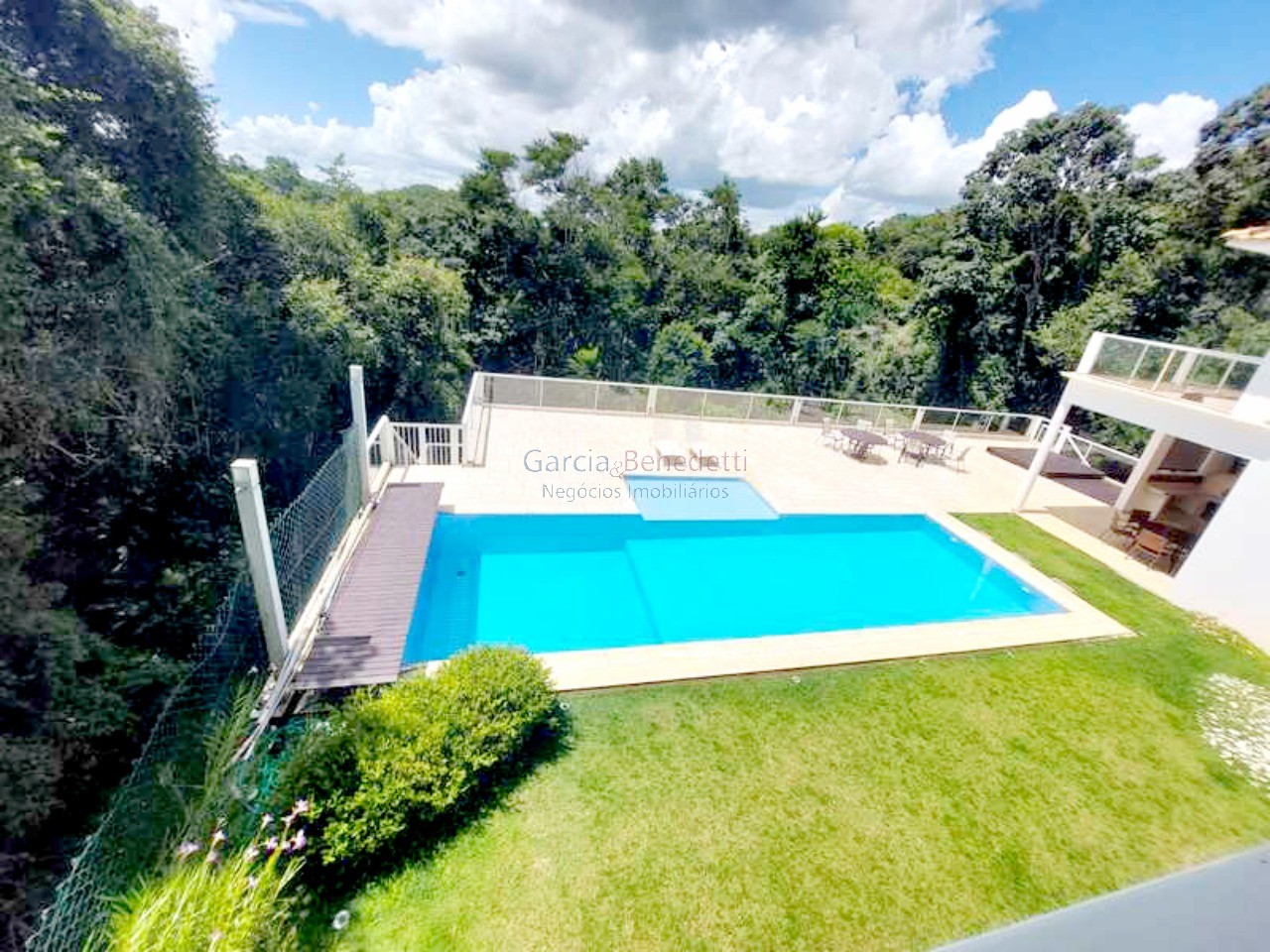 Luxuosa mansão de 5 quartos em condomínio de alto padrão em Jundiaí-SP, com 4 suítes, 4 salas, 8 banheiros, 6 vagas e 986m².