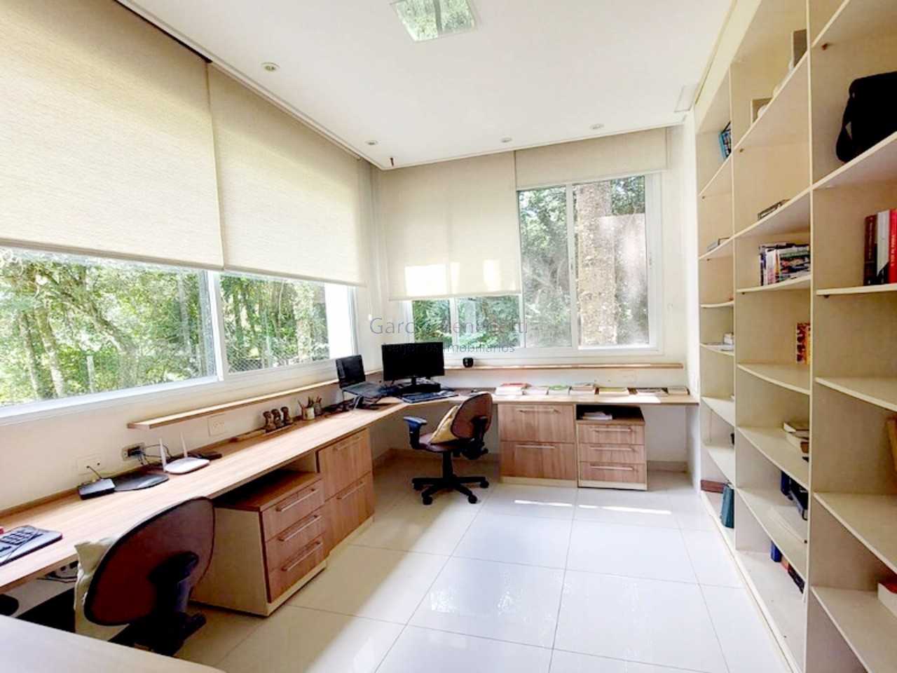 Luxuosa mansão de 5 quartos em condomínio de alto padrão em Jundiaí-SP, com 4 suítes, 4 salas, 8 banheiros, 6 vagas e 986m².