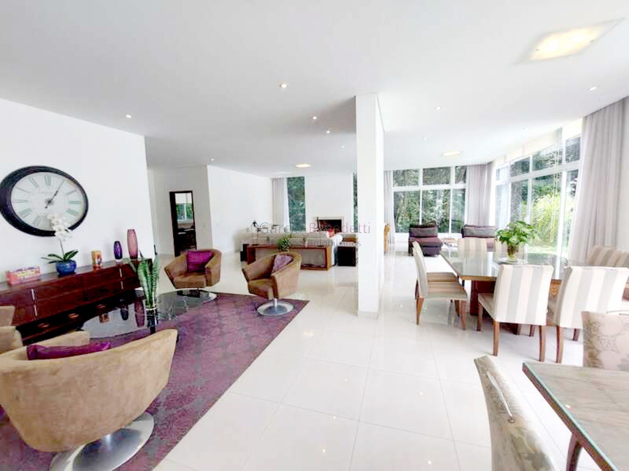 Luxuosa mansão de 5 quartos em condomínio de alto padrão em Jundiaí-SP, com 4 suítes, 4 salas, 8 banheiros, 6 vagas e 986m².