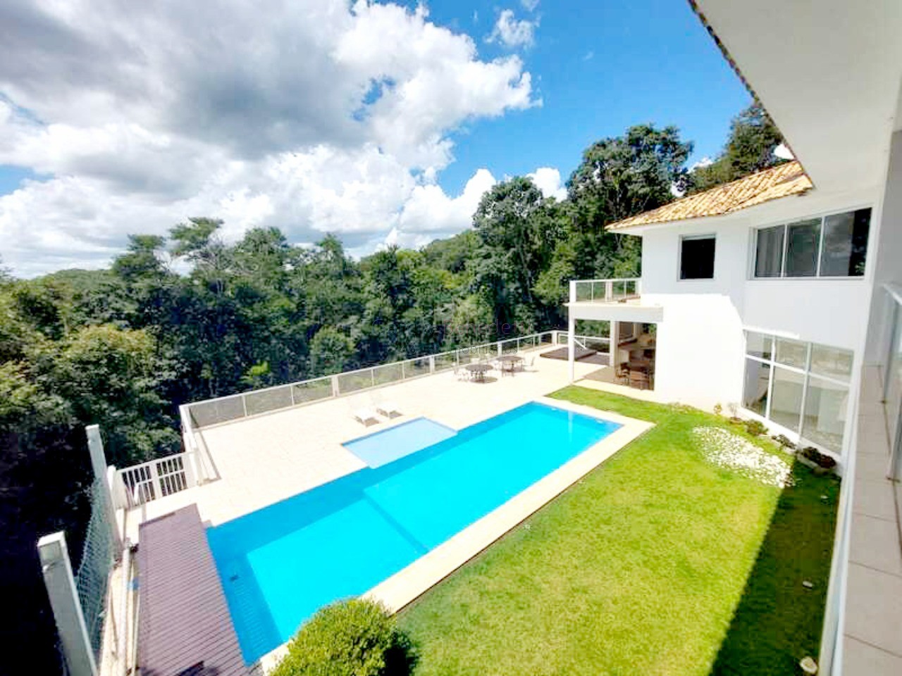 Luxuosa mansão de 5 quartos em condomínio de alto padrão em Jundiaí-SP, com 4 suítes, 4 salas, 8 banheiros, 6 vagas e 986m².
