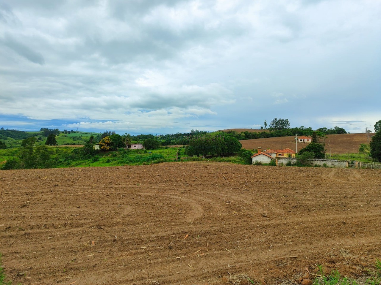 Fazenda na Regiãode Itapetininga-SP: 6 quartos, 4 salas, 4 banheiros, 40 vagas de garagem, 1.167.650,00 m² de área.