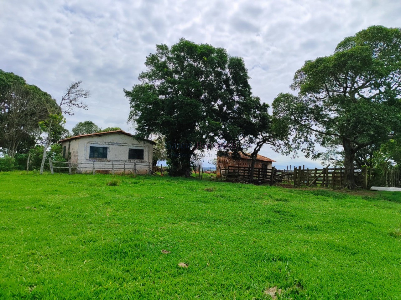 Sítio à venda na região de itapetininga-sp: 2 quartos, 1 sal
