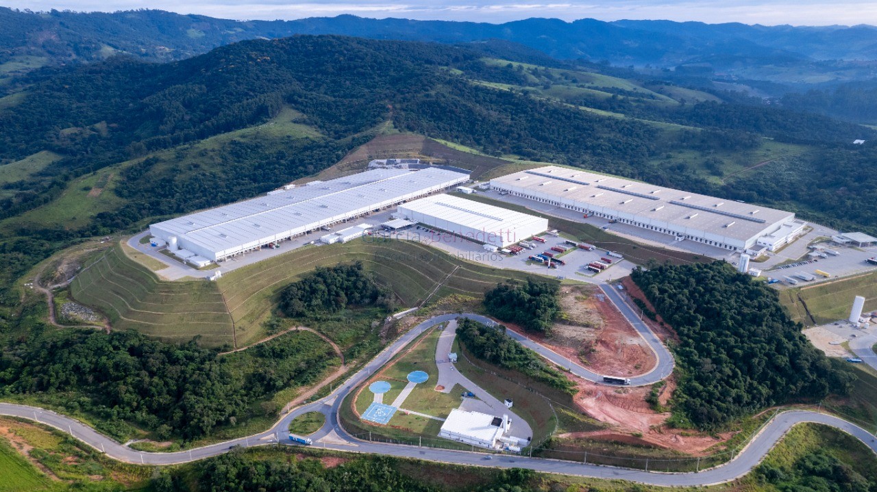Locação de galpão industrial em condomínio com 9.304,92m² em