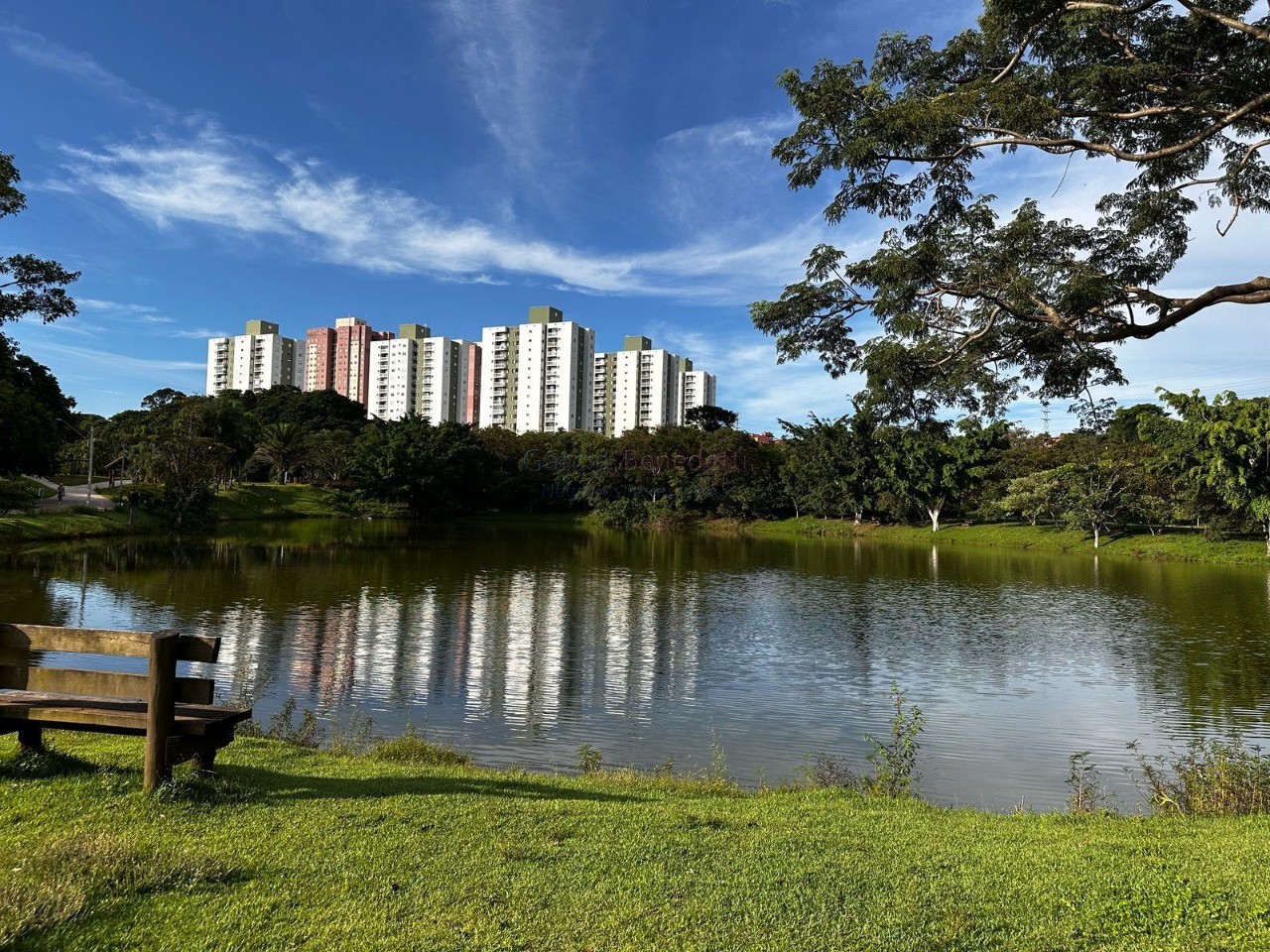 Apartamento à venda de PORTEIRA FECHADA em Jundiaí-SP, Condomínio Myriad Parque Residencial Clube: 2 quartos, 1 suíte, 2 salas, 2 banheiros, 2 vagas.