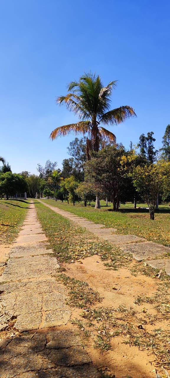 Chácara na região de Itapetininga-SP: 14 quartos, 9 salas, 9 banheiros e 2.000m² de área. Venha conferir!