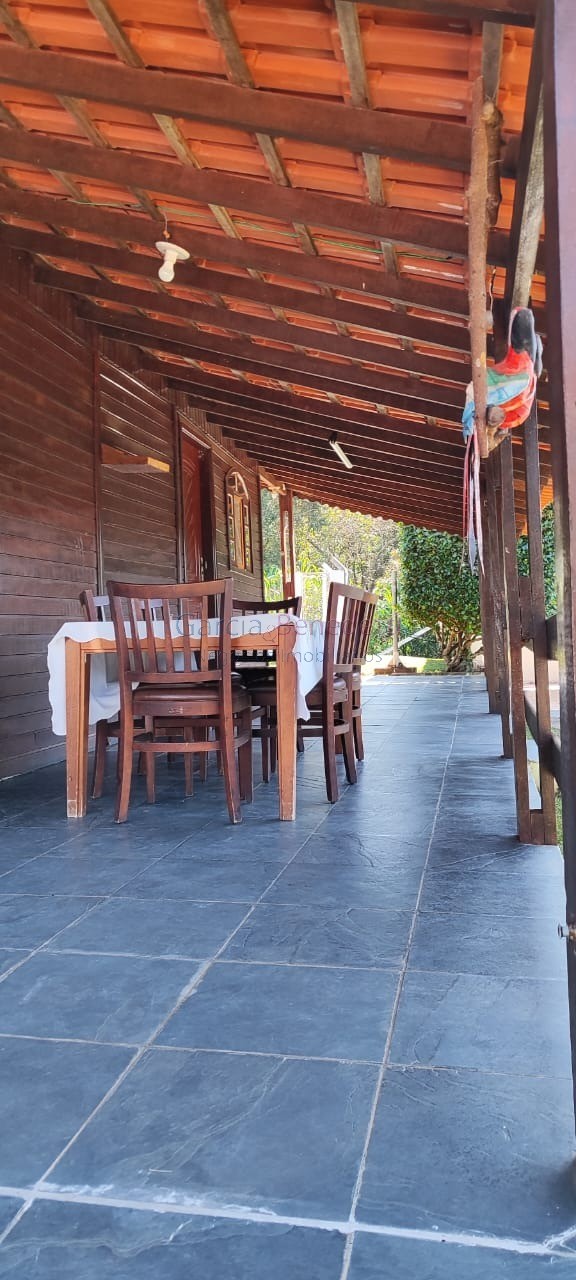 Chácara na região de Itapetininga-SP: 14 quartos, 9 salas, 9 banheiros e 2.000m² de área. Venha conferir!