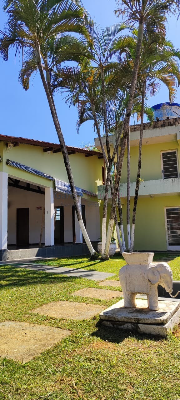 Chácara na região de Itapetininga-SP: 14 quartos, 9 salas, 9 banheiros e 2.000m² de área. Venha conferir!
