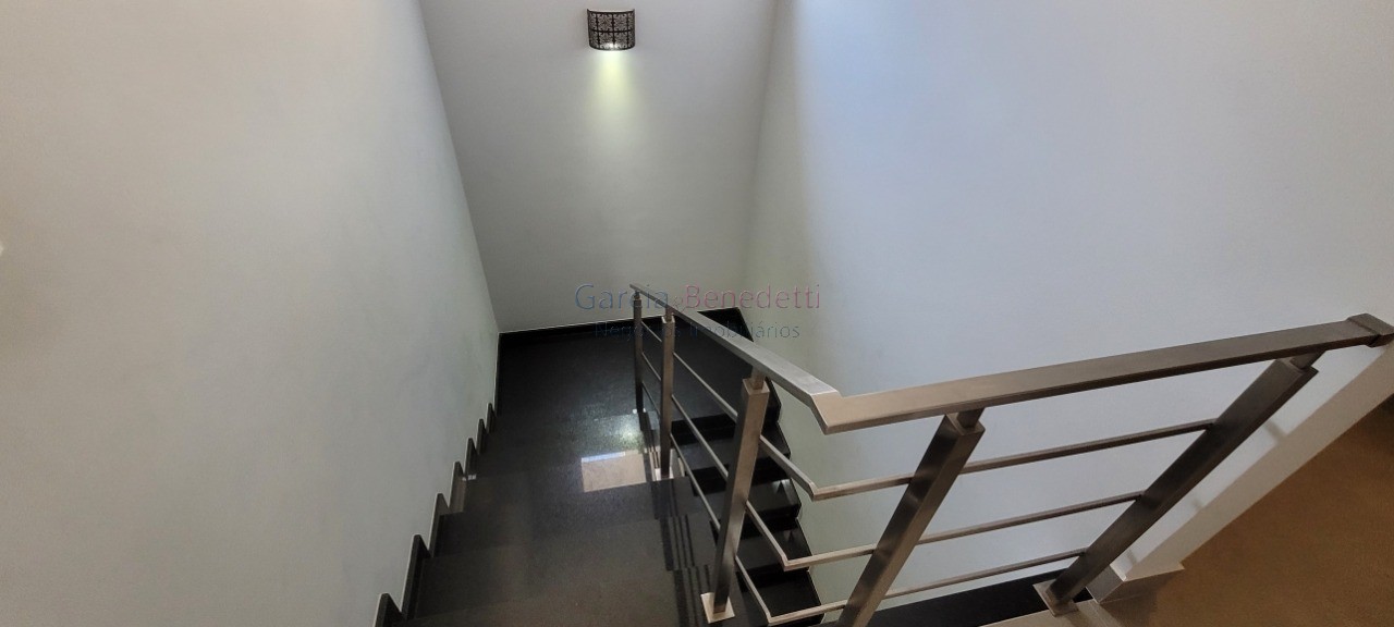 Casa de luxo em condomínio: 5 quartos, 4 suítes, 2 salas, 5 
