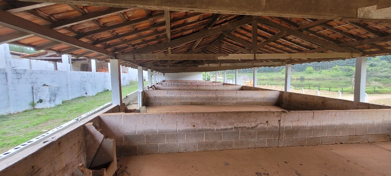 Chácara à venda em Itu-SP, Jardim Paraíso II: 6 quartos, 5 salas, 4 banheiros, 40 vagas, 3.300m² de área.