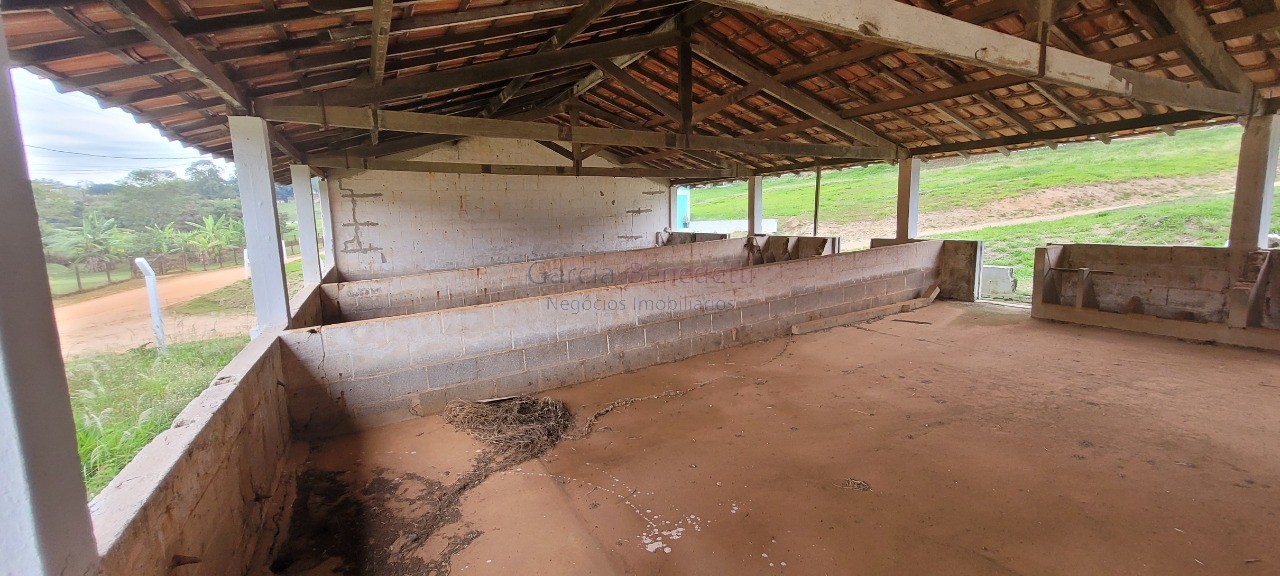 Chácara à venda em Itu-SP, Jardim Paraíso II: 6 quartos, 5 salas, 4 banheiros, 40 vagas, 3.300m² de área.