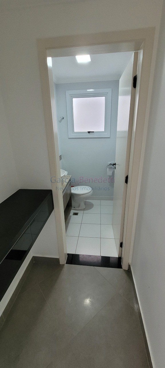 Casa de luxo em condomínio: 5 quartos, 4 suítes, 2 salas, 5 