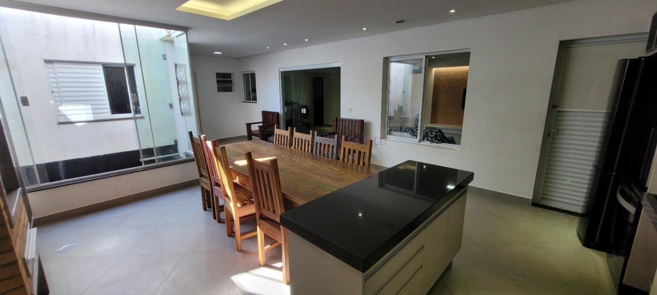 Casa de luxo em condomínio: 5 quartos, 4 suítes, 2 salas, 5 