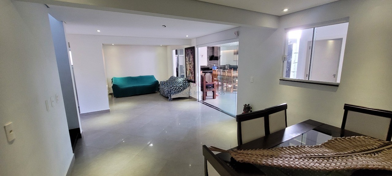 Casa de luxo em condomínio: 5 quartos, 4 suítes, 2 salas, 5 