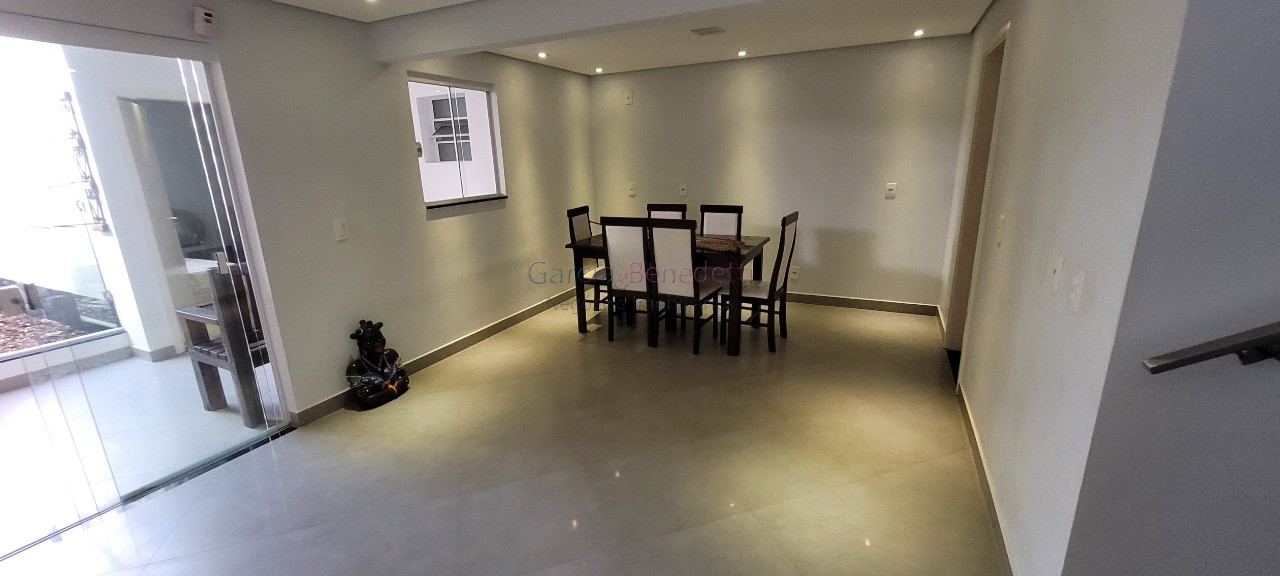 Casa de luxo em condomínio: 5 quartos, 4 suítes, 2 salas, 5 