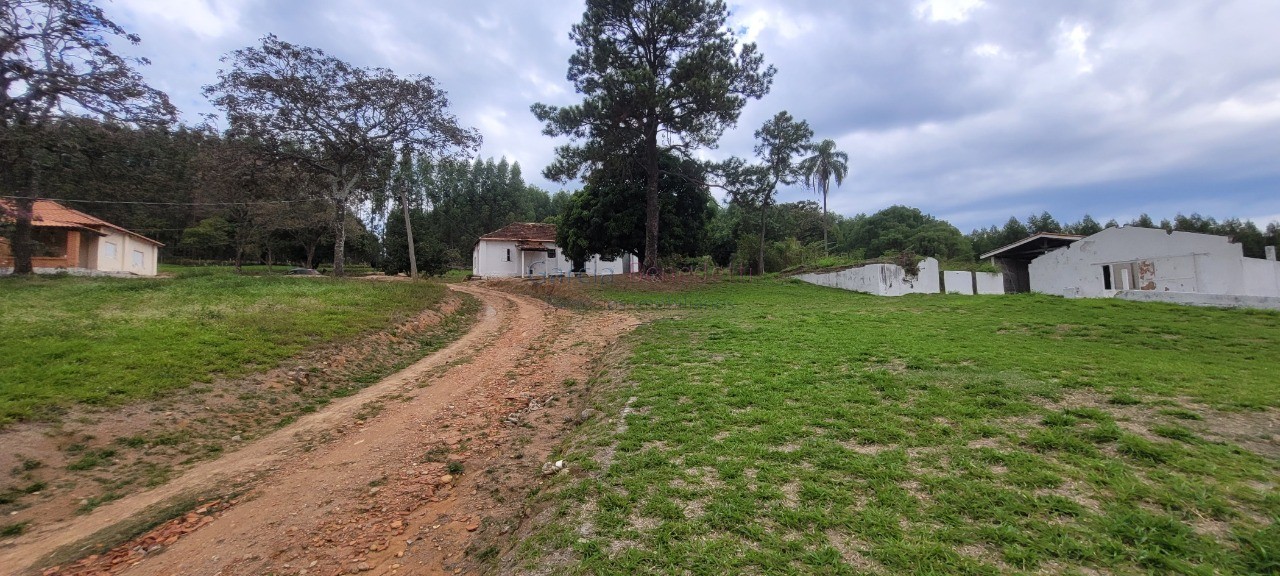 Chácara à venda em Itu-SP, Jardim Paraíso II: 6 quartos, 5 salas, 4 banheiros, 40 vagas, 3.300m² de área.