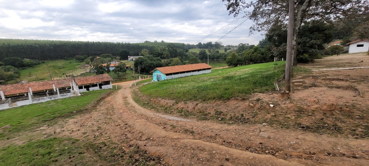 Chácara à venda em Itu-SP, Jardim Paraíso II: 6 quartos, 5 salas, 4 banheiros, 40 vagas, 3.300m² de área.