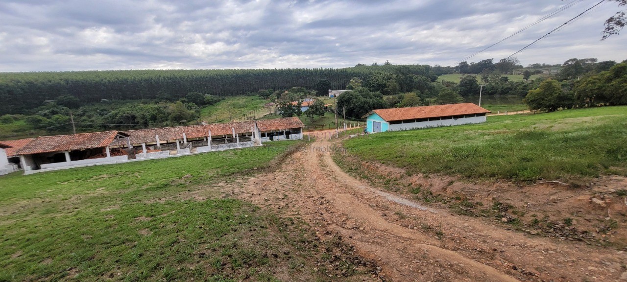 Chácara à venda em Itu-SP, Jardim Paraíso II: 6 quartos, 5 salas, 4 banheiros, 40 vagas, 3.300m² de área.