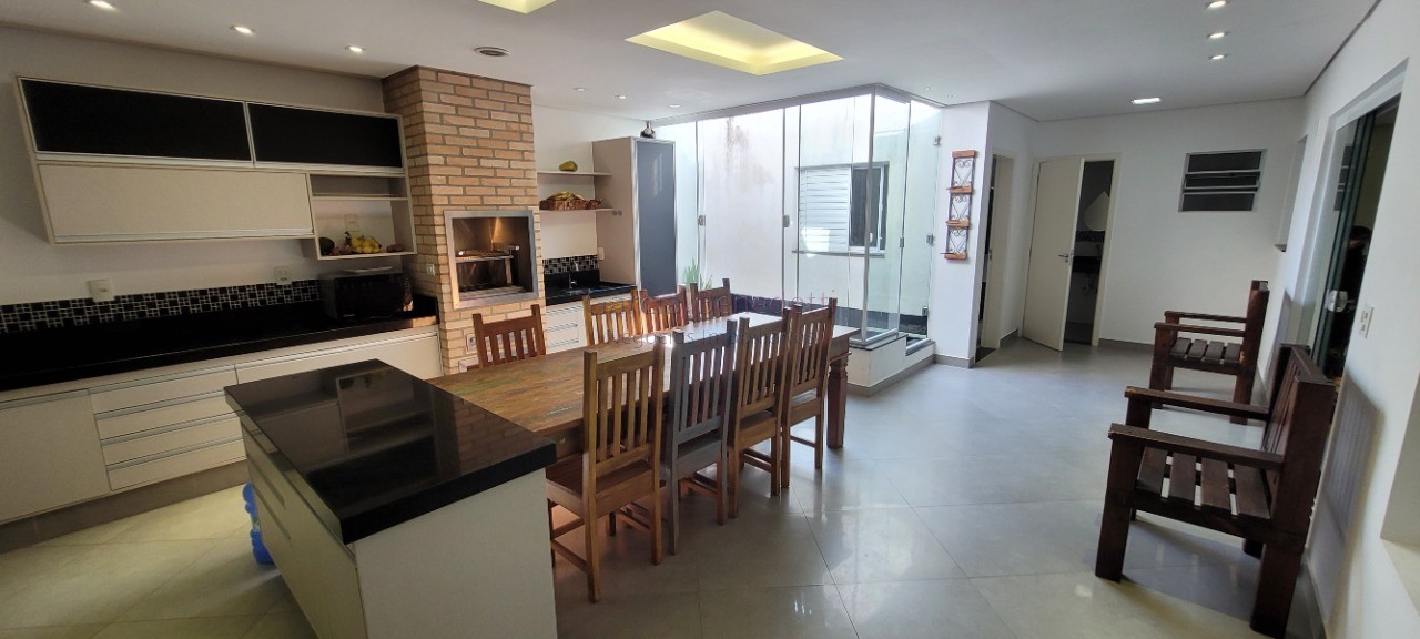 Casa de luxo em condomínio: 5 quartos, 4 suítes, 2 salas, 5 
