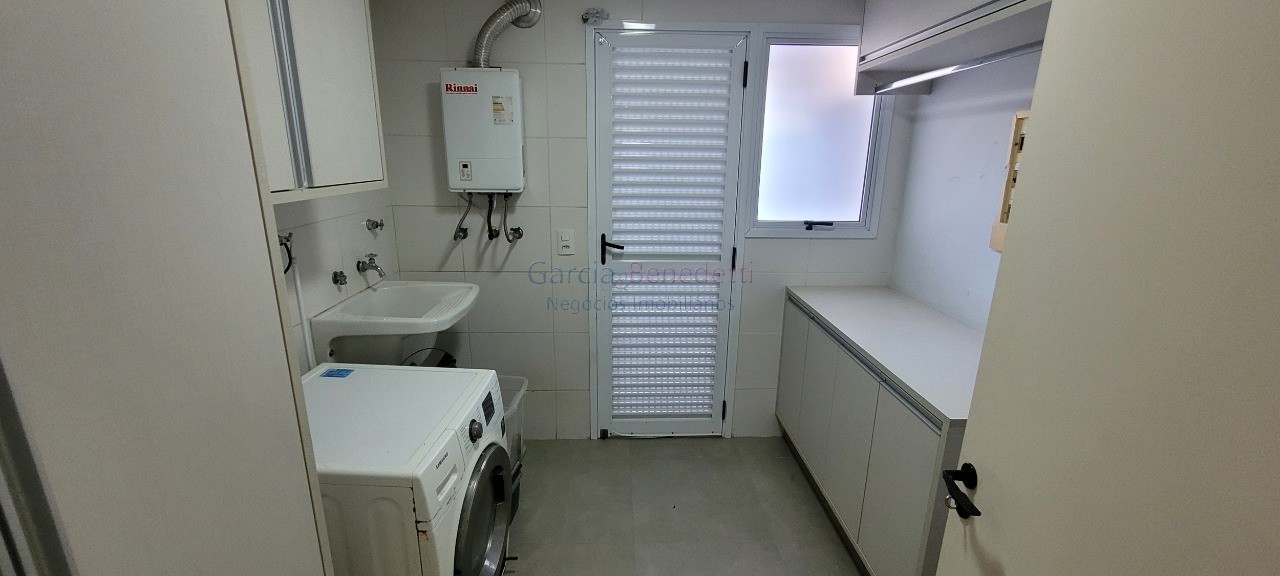 Casa de luxo em condomínio: 5 quartos, 4 suítes, 2 salas, 5 