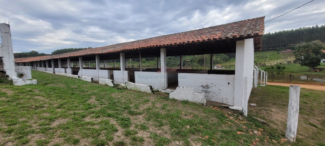 Chácara à venda em Itu-SP, Jardim Paraíso II: 6 quartos, 5 salas, 4 banheiros, 40 vagas, 3.300m² de área.