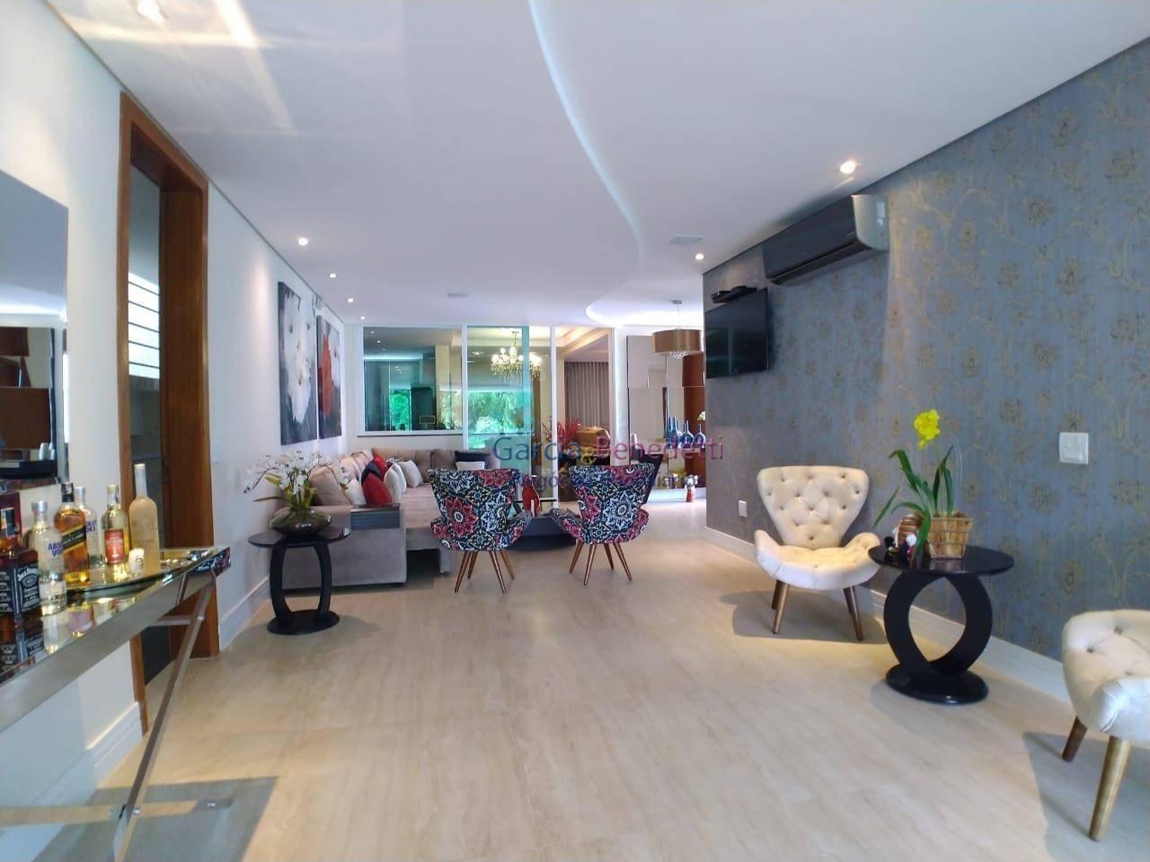 Casa de luxo em condomínio: 5 quartos, 5 suítes, 3 salas, 6 