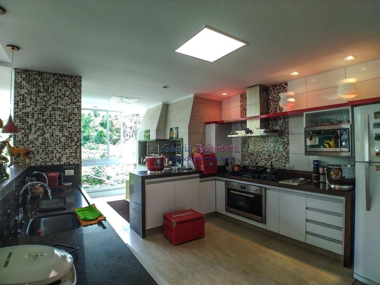 Casa de luxo em condomínio: 5 quartos, 5 suítes, 3 salas, 6 