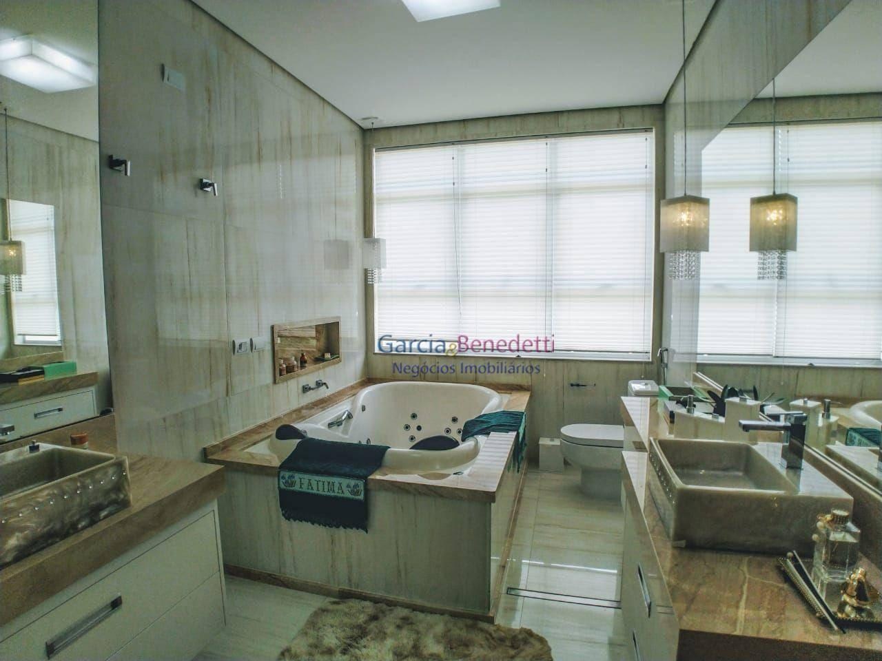 Casa de luxo em condomínio: 5 quartos, 5 suítes, 3 salas, 6 